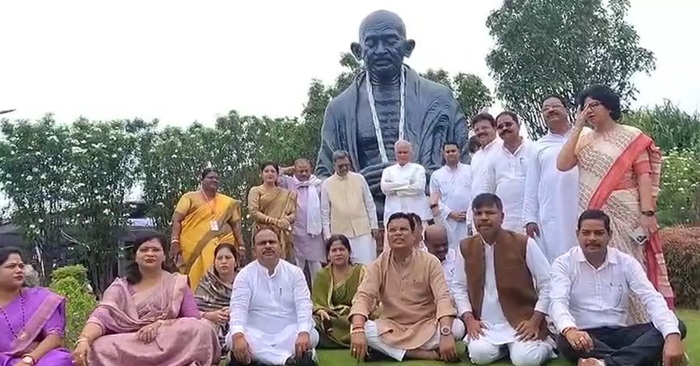 खाद-बीज संकट पर सदन में विपक्ष का हंगामा, निलंबित होने के बाद धरने पर बैठे… खाद-बीज संकट पर सदन में विपक्ष का हंगामा, निलंबित होने के बाद धरने पर बैठे…