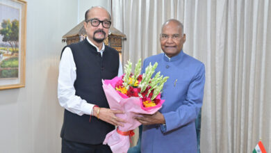 पूर्व राष्ट्रपति श्री कोविंद से राज्यपाल श्री डेका ने की सौजन्य भेंट