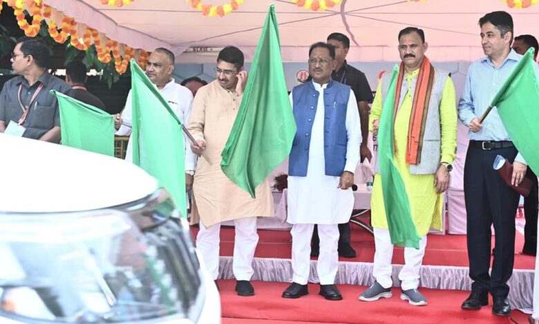 मुख्यमंत्री ने मैदानी स्वास्थ्य अमले के लिए 151 नए वाहनों को दिखाई हरी झंडी मुख्यमंत्री ने मैदानी स्वास्थ्य अमले के लिए 151 नए वाहनों को दिखाई हरी झंडी