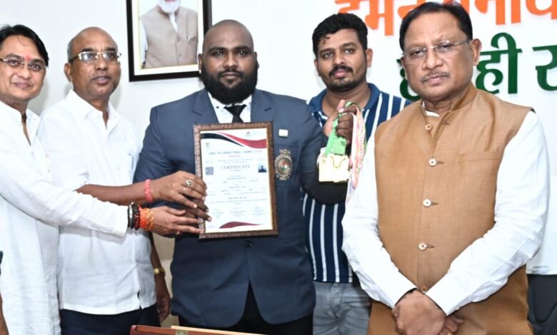 छत्तीसगढ़ के प्रेम राजन रौतिया ने इंटरनेशनल पावरलिफ्टिंग में दिलाया स्वर्ण पदक, मुख्यमंत्री साय से की मुलाकात,मुख्यमंत्री ने दी बधाई, कहा – युवा खिलाड़ियों की उपलब्धि पूरे प्रदेश की प्रेरणा..