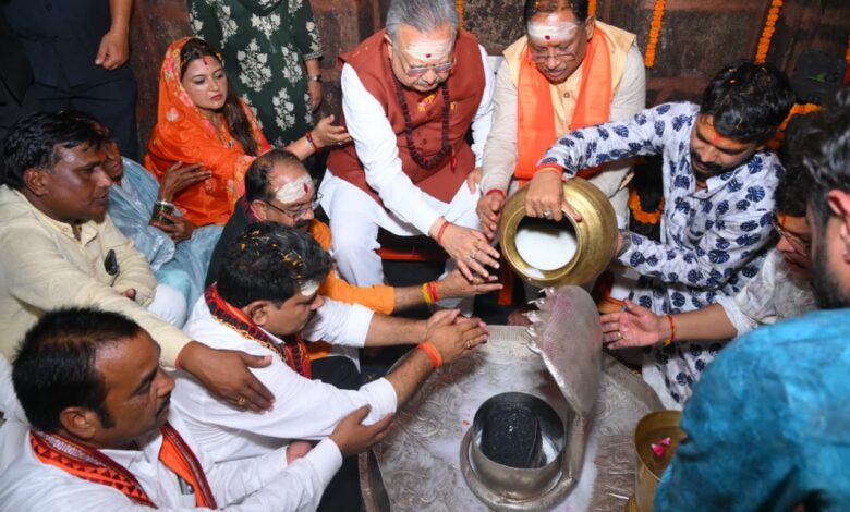 हर-हर महादेव से गूंज उठा भोरमदेव: मुख्यमंत्री विष्णुदेव साय ने हेलीकॉप्टर से पुष्पवर्षा कर हजारों कांवड़ियों का किया भव्य स्वागत