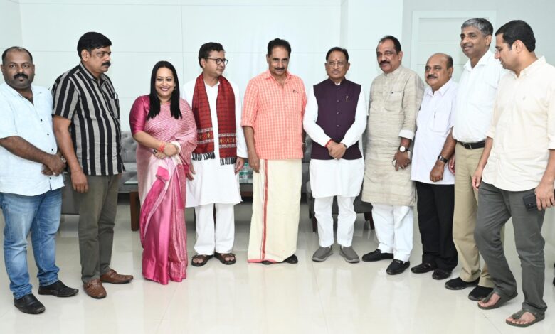 मुख्यमंत्री साय से केरल एवं ओडिशा के सांसदों के प्रतिनिधिमंडल ने की सौजन्य मुलाकात,मुख्यमंत्री ने कहा – छत्तीसगढ़ एक शांतिप्रिय प्रदेश है, कानून अपना कार्य कर रहा है.. मुख्यमंत्री साय से केरल एवं ओडिशा के सांसदों के प्रतिनिधिमंडल ने की सौजन्य मुलाकात,मुख्यमंत्री ने कहा – छत्तीसगढ़ एक शांतिप्रिय प्रदेश है, कानून अपना कार्य कर रहा है..