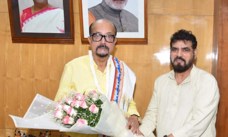 राज्यपाल रमेन डेका से छत्तीसगढ़ खादी बोर्ड अध्यक्ष राकेश पाण्डेय की भेंट, कुंवरगढ़ के बुनकरों के कार्यों की दी जानकारी…. राज्यपाल रमेन डेका से छत्तीसगढ़ खादी बोर्ड अध्यक्ष राकेश पाण्डेय की भेंट, कुंवरगढ़ के बुनकरों के कार्यों की दी जानकारी….