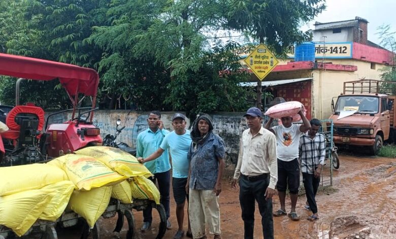 सेवा सहकारी समिति कुसुमकसा में यूरिया तथा एस.एस.पी. उर्वरक का किसानों द्वारा किया जा रहा है लगातार उठाव…