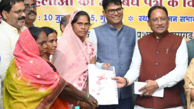 CG- प्रधानमंत्री की गारंटी पर अमल की शुरुआत: मुख्यमंत्री विष्णुदेव साय ने 10 महिला स्व-सहायता समूहों को सौंपा रेडी टू ईट निर्माण कार्य….