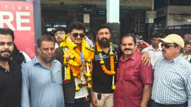 देहरादून में गोल्ड जीतकर लौटे अयान ख्वाजा का रायपुर रेलवे स्टेशन पर भव्य स्वागत