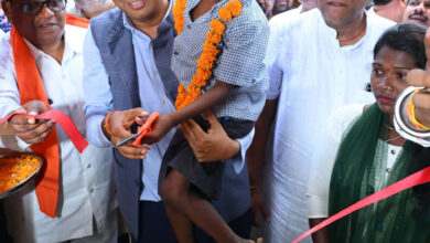 वित्त मंत्री ओ.पी. चौधरी पहुंचे बिरहोर परिवारों के बीच, परिवार के नन्हे बच्चे से कटवाया फीता….