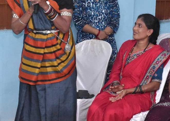 हाईवा जैसी भारी वाहनों को आसानी से ऑपरेट करती है जेसीबी दीदी हाईवा जैसी भारी वाहनों को आसानी से ऑपरेट करती है जेसीबी दीदी