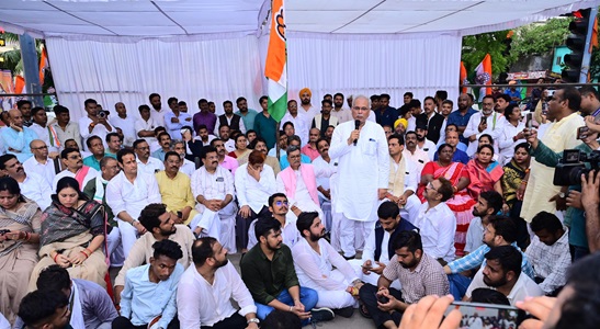 ईडी की कार्रवाई के विरोध में कांग्रेस ने दिया धरना