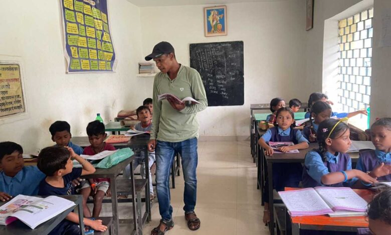 युक्तियुक्तकरण से बदली खपराखोल की तस्वीर, शिक्षकविहीन स्कूल में लौटी रौनक युक्तियुक्तकरण से बदली खपराखोल की तस्वीर, शिक्षकविहीन स्कूल में लौटी रौनक