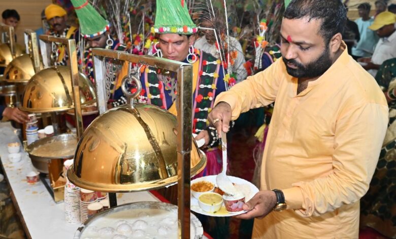 हरेली तिहार पर छत्तीसगढ़ी व्यंजनों की सजी अनोखी थाली: मुख्यमंत्री निवास में अतिथियों का पारंपरिक स्वाद से हुआ स्वागत…. हरेली तिहार पर छत्तीसगढ़ी व्यंजनों की सजी अनोखी थाली: मुख्यमंत्री निवास में अतिथियों का पारंपरिक स्वाद से हुआ स्वागत….