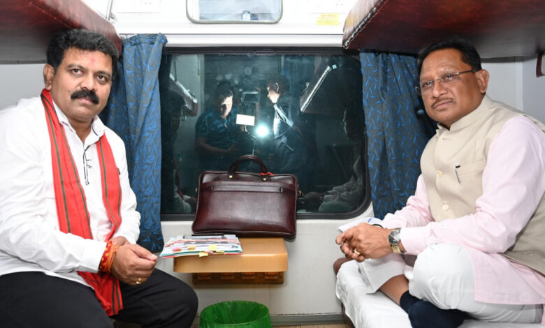 CG NEWS: मुख्यमंत्री विष्णु देव साय ट्रेन से सरगुजा के लिए हुए रवाना….