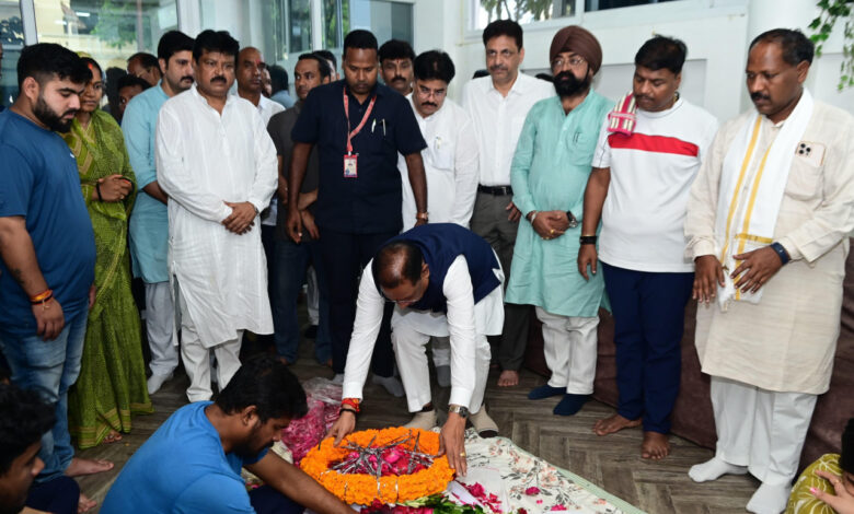 मुख्यमंत्री विष्णु देव साय ने स्वर्गीय निखिल कश्यप को दी श्रद्धांजलि, शोक संतप्त परिजनों से की मुलाकात…