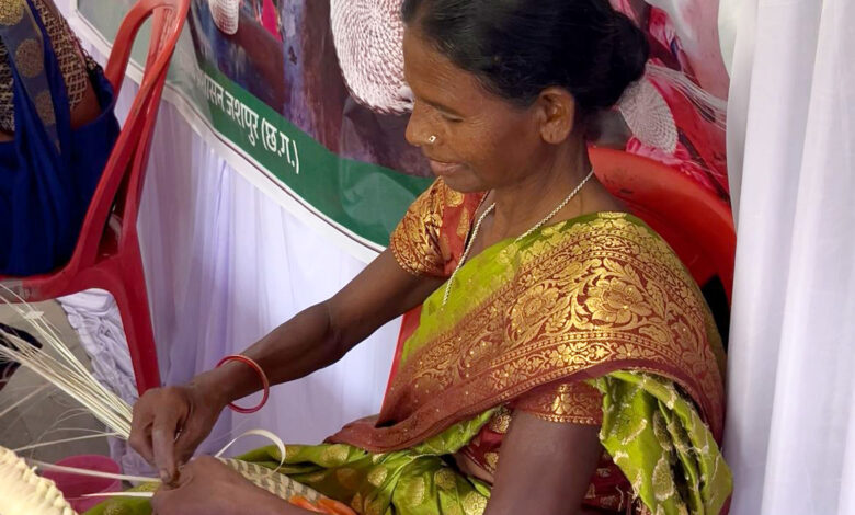 CG NEWS: राष्ट्रीय ग्रामीण आजीविका मिशन बिहान योजना से बदली ग्रामीण महिलाओं की तकदीर, छिंद कासा से बनी आत्मनिर्भरता की राह….