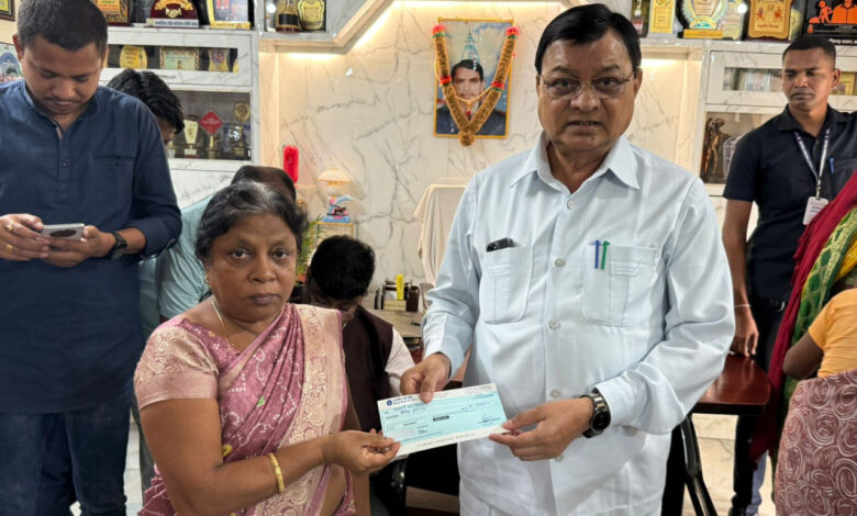 सड़क हादसे में जान गंवाने वाले 10 परिवारों को मिली सहायता राशि, मंत्री लखनलाल देवांगन ने किए चेक वितरित….