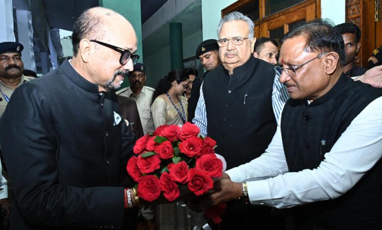 विधानसभा परिसर में मुख्यमंत्री विष्णुदेव साय ने राज्यपाल रमेन डेका का किया आत्मीय स्वागत… विधानसभा परिसर में मुख्यमंत्री विष्णुदेव साय ने राज्यपाल रमेन डेका का किया आत्मीय स्वागत…