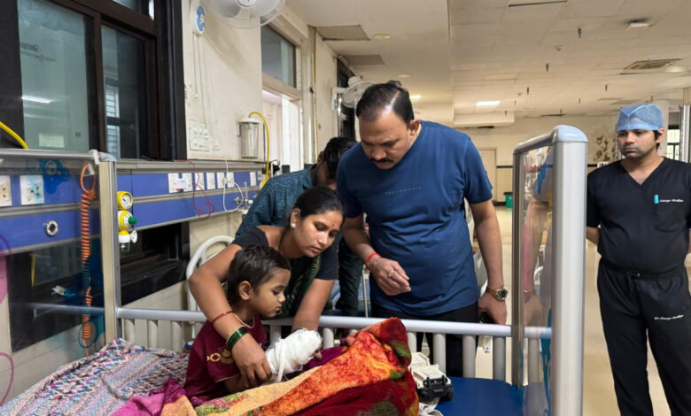 स्वास्थ्य मंत्री का डीकेएस अस्पताल में आकस्मिक निरीक्षण, मरीजों से की मुलाकात और जानी सुविधाएं….