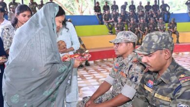 मंत्री श्रीमती राजवाड़े ने कारली पहुंचकर सुरक्षा बल के जवानों को राखी बांधकर शुभकामनाएं दीं…. मंत्री श्रीमती राजवाड़े ने कारली पहुंचकर सुरक्षा बल के जवानों को राखी बांधकर शुभकामनाएं दीं….