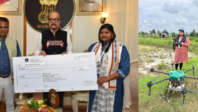 महिलाओं की आत्मनिर्भरता की मिसाल बनीं ड्रोन दीदी गोदावरी साहू, राज्यपाल रमेन डेका ने किया सम्मानित….. महिलाओं की आत्मनिर्भरता की मिसाल बनीं ड्रोन दीदी गोदावरी साहू, राज्यपाल रमेन डेका ने किया सम्मानित…..