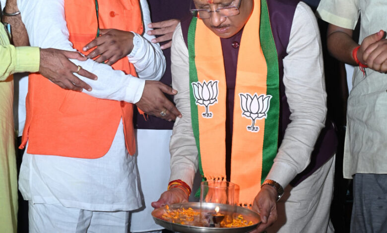 मुख्यमंत्री विष्णुदेव साय महासमुंद में रूद्र महाभिषेक हवन पूजन में हुए शामिल, प्रदेशवासियों की सुख-शांति और समृद्धि के लिए की प्रार्थना….