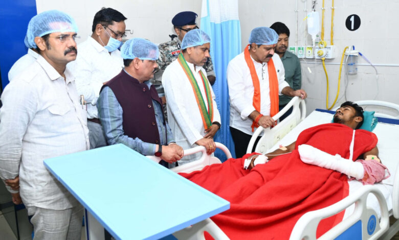 उपमुख्यमंत्री विजय शर्मा ने मेडिकल कॉलेज हॉस्पिटल पहुंच आईडी ब्लास्ट में घायल ग्रामीण और भालू के हमले में घायल जवान से भेंटकर पूछा स्वास्थ्य का हाल….