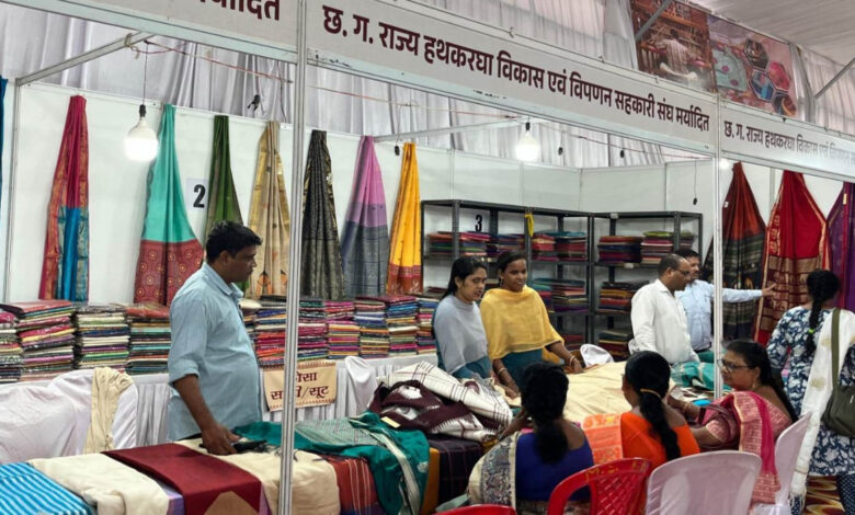 बीटीआई ग्राउण्ड शंकर नगर में लगी ग्रामोद्योग प्रदर्शनी को मिल रहा शानदार प्रतिसाद….