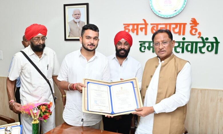 मुख्यमंत्री विष्णु देव साय से राष्ट्रपति सम्मान से सम्मानित देवाशीष और मनतृप्त कौर ने की सौजन्य मुलाकात… मुख्यमंत्री विष्णु देव साय से राष्ट्रपति सम्मान से सम्मानित देवाशीष और मनतृप्त कौर ने की सौजन्य मुलाकात…