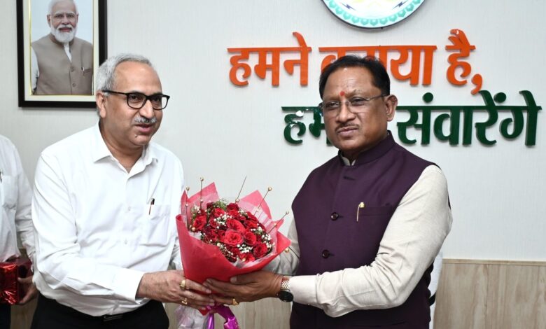 मुख्यमंत्री विष्णु देव साय से भिलाई स्टील प्लांट के नवनियुक्त निदेशक श्री चित्त रंजन महापात्र ने की सौजन्य मुलाकात