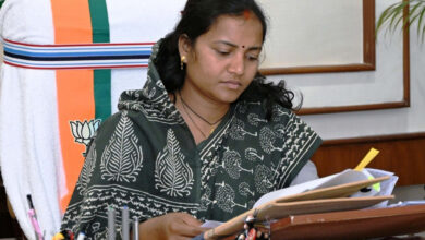 दुर्घटनाग्रस्त युवक की मदद कर छत्तीसगढ़ की मंत्री लक्ष्मी राजवाड़े ने दिखाई मानवीयता….