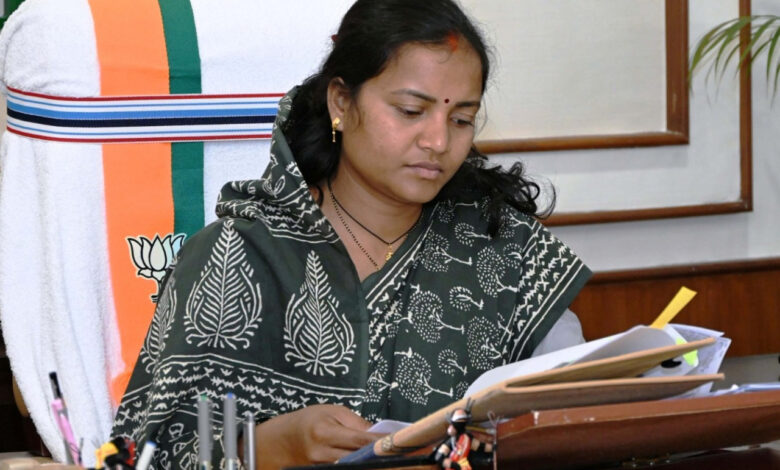 दुर्घटनाग्रस्त युवक की मदद कर छत्तीसगढ़ की मंत्री लक्ष्मी राजवाड़े ने दिखाई मानवीयता….