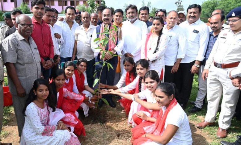 उप मुख्यमंत्री अरुण साव ने लोरमी में दीक्षारंभ कार्यक्रम में छात्रों को किया प्रेरित, वृक्षारोपण में भी लिया भाग…