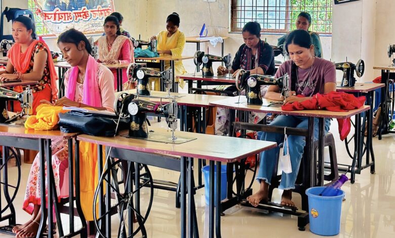 सुकमा में ‘नियद नेल्ला नार’ योजना बनी बदलाव का माध्यम,आत्मसमर्पित माओवादियों को मिल रहा नया जीवन,कौशल विकास प्रशिक्षण से बदल रही है बस्तर के युवाओं और महिलाओं की जिंदगी..