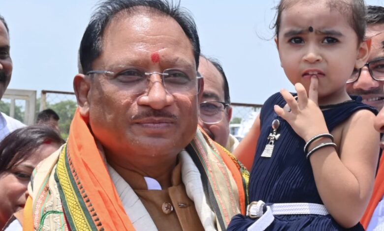 नन्ही सृष्टि को गोद में उठाकर मुख्यमंत्री विष्णु देव साय ने रच दिया अपनत्व और स्नेह का अविस्मरणीय पल…