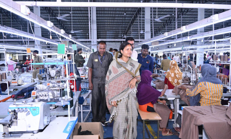 मंत्री श्रीमती लक्ष्मी राजवाड़े ने शबरी एंपोरियम, और गारमेंट फैक्ट्री का किया अवलोकन….
