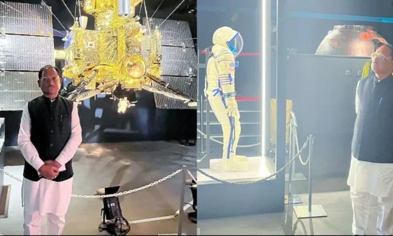 CM साय का जापान दौरा : मुख्यमंत्री विष्णु देव साय ने टोक्यो में ‘डीप स्पेस – टू द मून एंड बियॉन्ड’ प्रदर्शनी का किया अवलोकन….