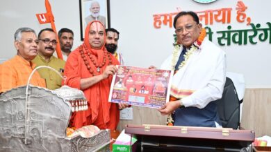 मुख्यमंत्री विष्णु देव साय से स्वामी श्री श्री वल्लभाचार्य जी महाराज ने की सौजन्य भेंट….