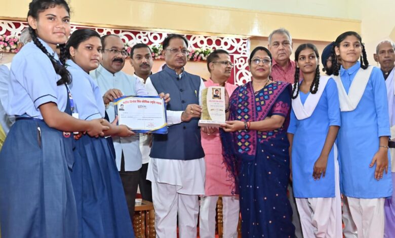मुख्यमंत्री विष्णुदेव साय शहीद विनोद सिंह कौशिक मेधावी छात्र अभिनंदन समारोह में शामिल, मेधावी छात्रों का बढ़ाया उत्साह….